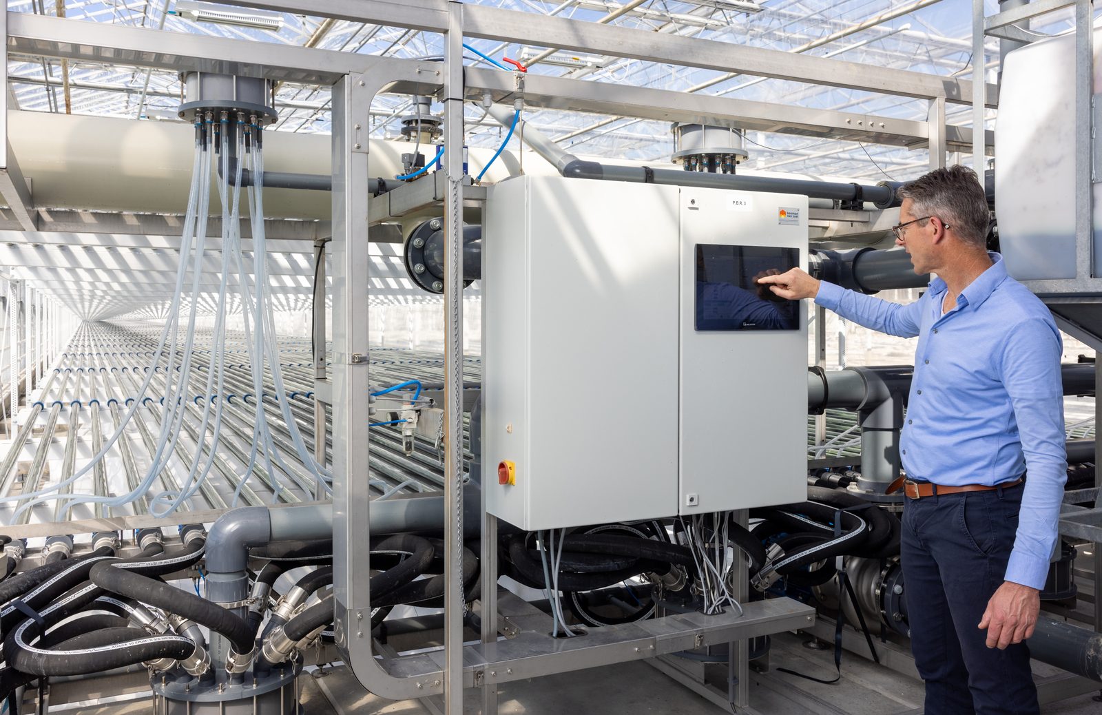 Besturingskast bij een fotobioreactor in de nieuwe kas