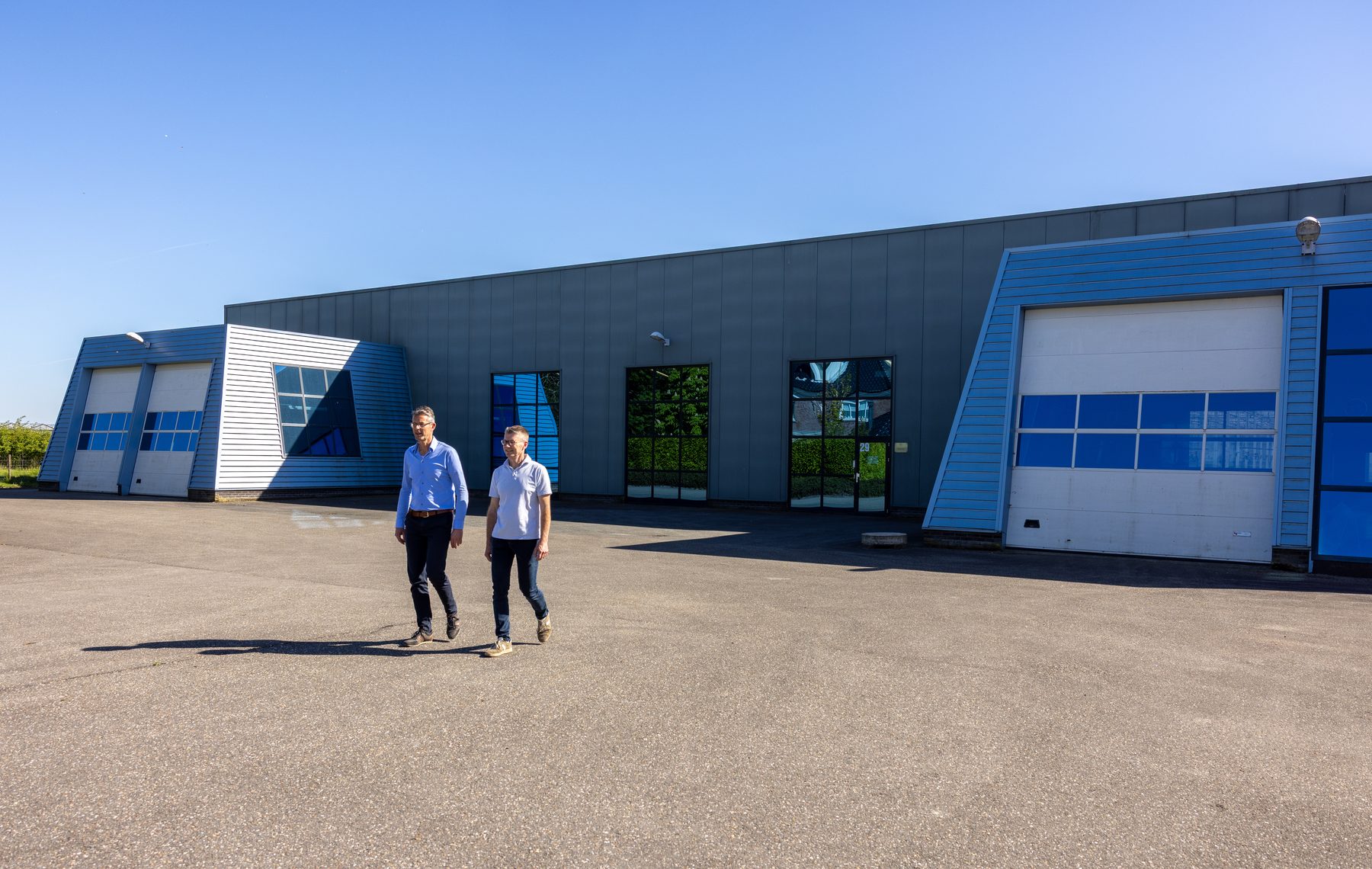 Thomas en Robert Prins bij de locatie in Bleiswijk