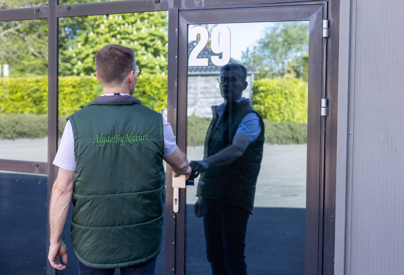 Een van de oprichters bij de ingang van de locatie in Bleiswijk