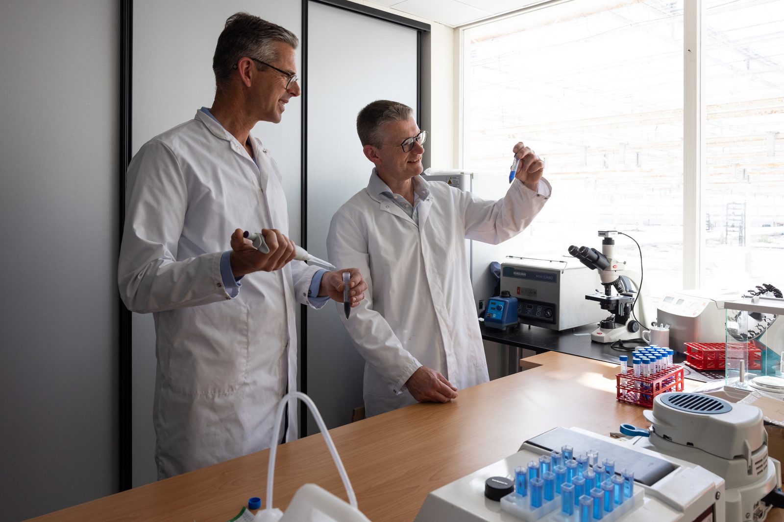 Thomas en Robert Prins in het lab
